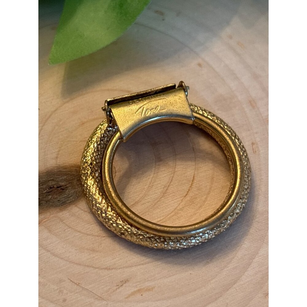 Tara Germany Vintage Gold-Tone Textured Scarf Ring With Hinged Clasp - Picture 6 of 9